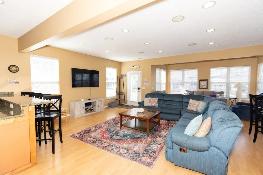 Large 5BR Home: Sleeps 12! Private Beach Access - Image 1