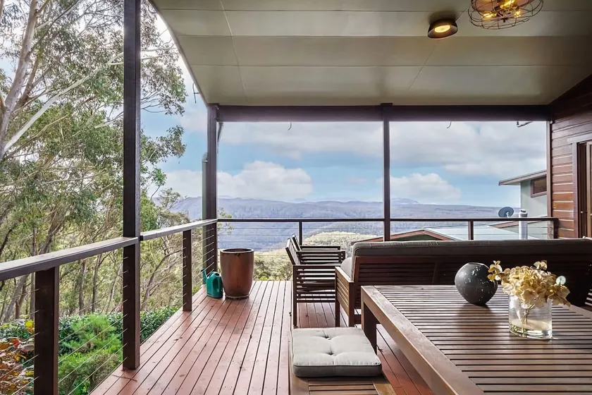 Spacious Retreat with Breathtaking Views - Image 1