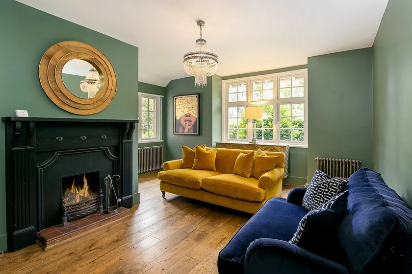 Lodge Farm - Stunning 3 Bed with Large Garden! - Image 1