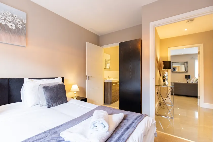 Deluxe 2 bedroom Penthouse City View Private Bath - Image 1
