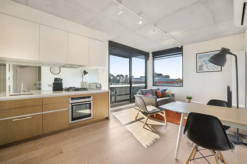 Comfy 2-Bed Balcony Unit near Chapel St - Image 1