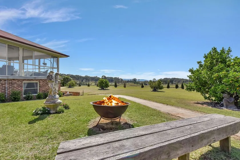 Noble Willow Estate Lovedale. Super Spacious, with views and pool - Image 1