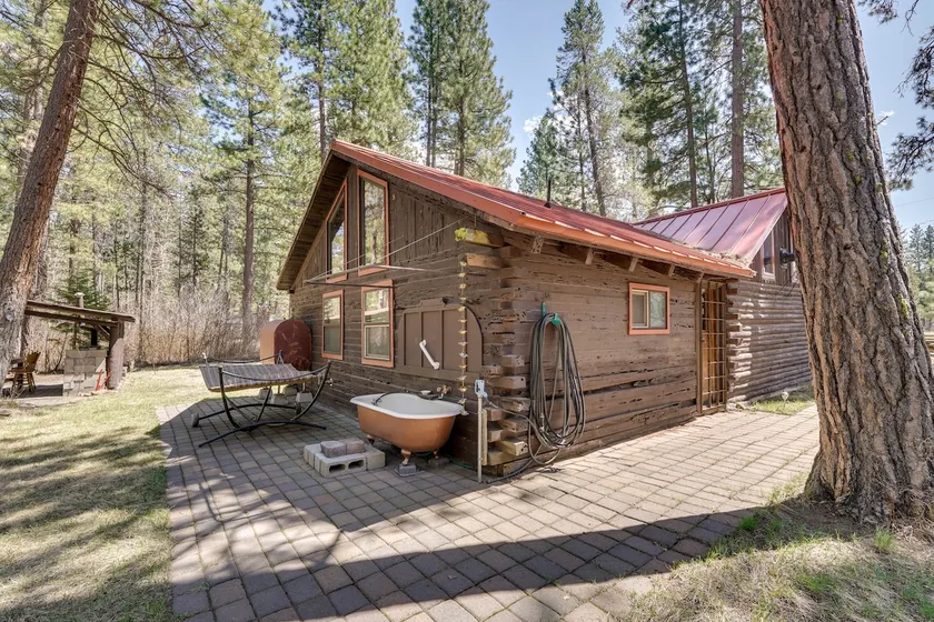 Remote Escape: Klamath Falls Cabin By Lake & Hikes - Image 1