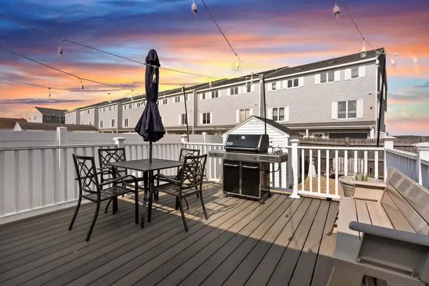 Harbor View Deck | Walk to Beach | Parking for 4 - Image 1