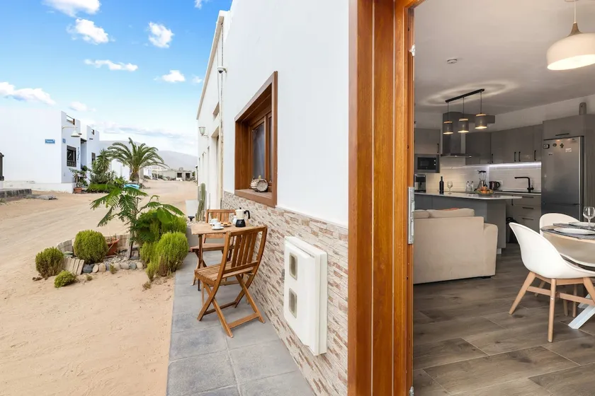 La Graciosita · Coastal Escape by Bayside - Image 1