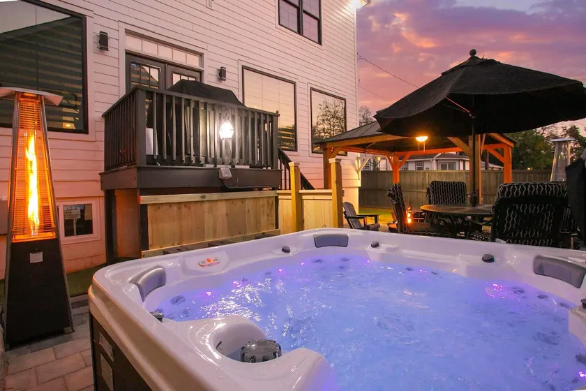 New Hot Tub, Spacious, Near Downtown - Image 1