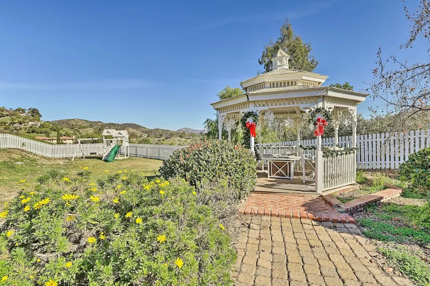 Garden, Gazebo & Fire Pit: Fallbrook Home! - Image 1