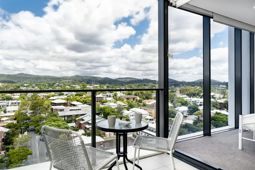 Close to UQ + Carpark, Modern 1BR Apt w/Views - Image 1