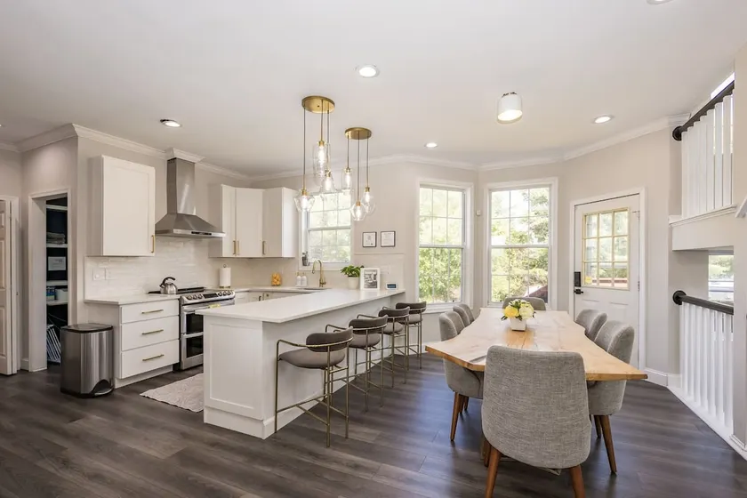 Modern, Spacious & Great Location - Image 1