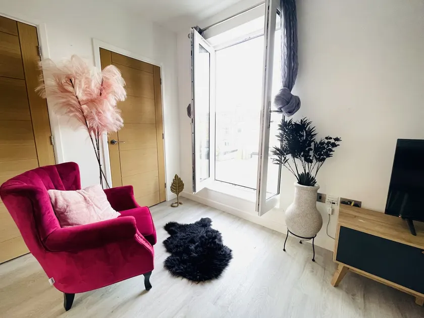 QUARTZ - 2BR apart, with Garden NR Abbey Stadium - Image 1