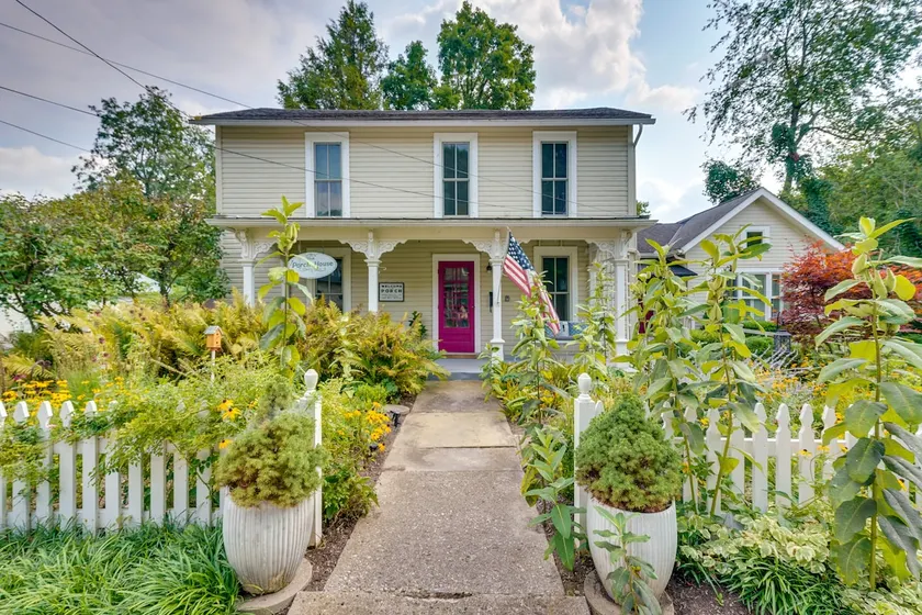 'The Porch House' Located in Historic Village - Image 1