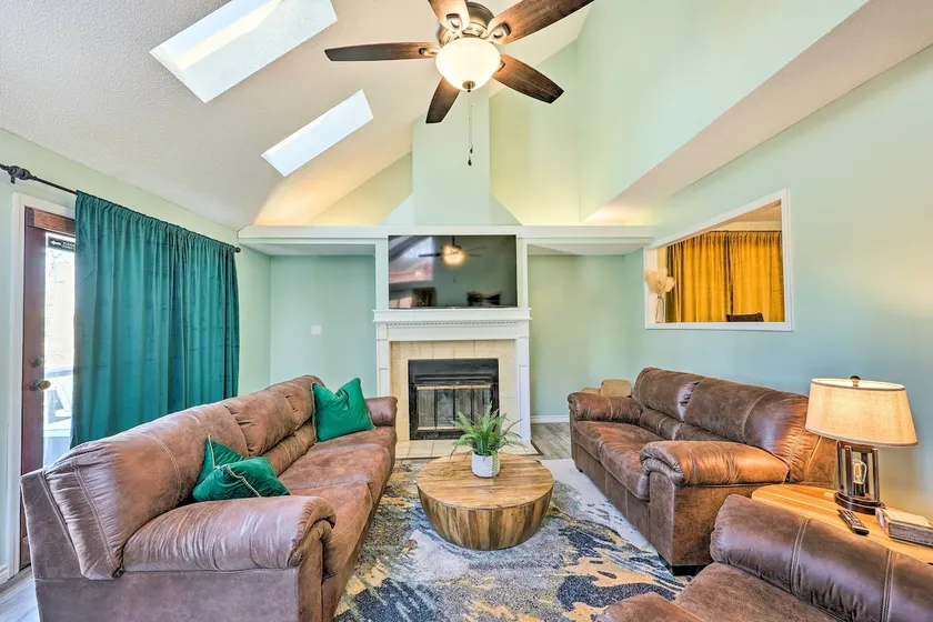 Hot Springs Getaway w/ Beautiful Lake Views! - Image 1