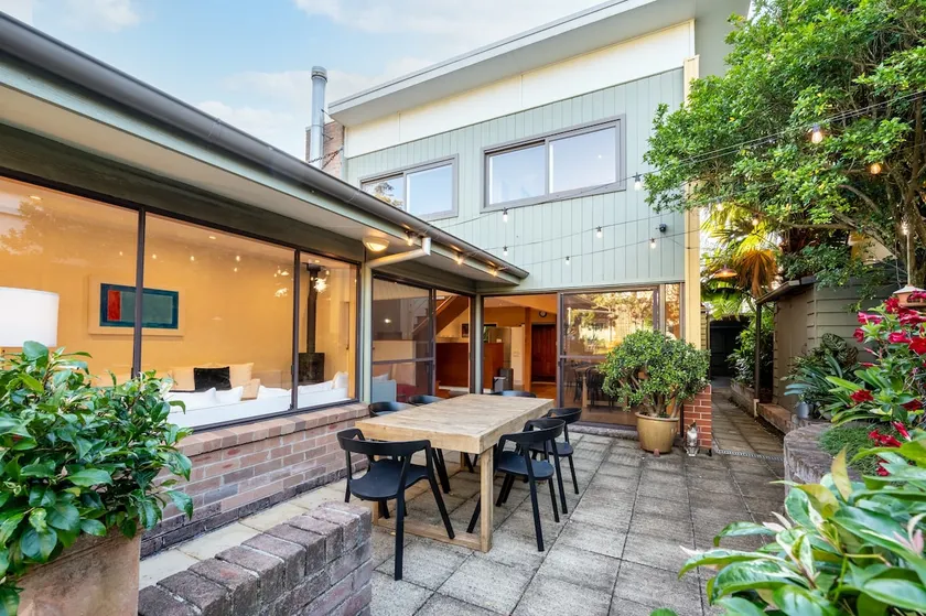 Delightful 4-Bed Home near Centennial Park - Image 1