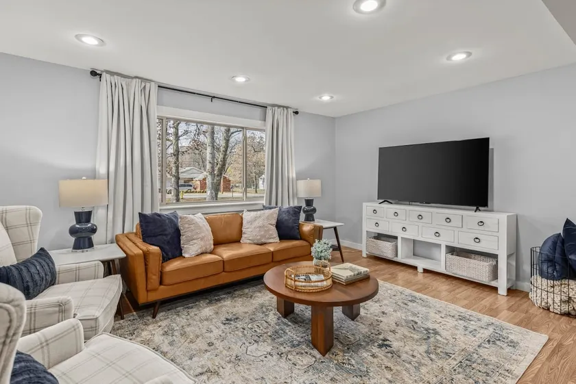 Spacious 3 BR home – walk to downtown & JBU - Image 1