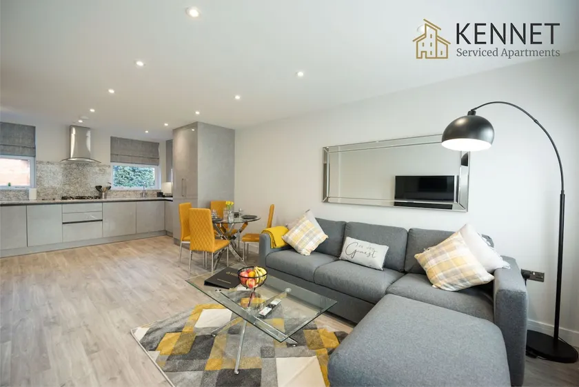 Deluxe 2-Bed, 2-Bath, Gated Parking, Town Centre - Image 1
