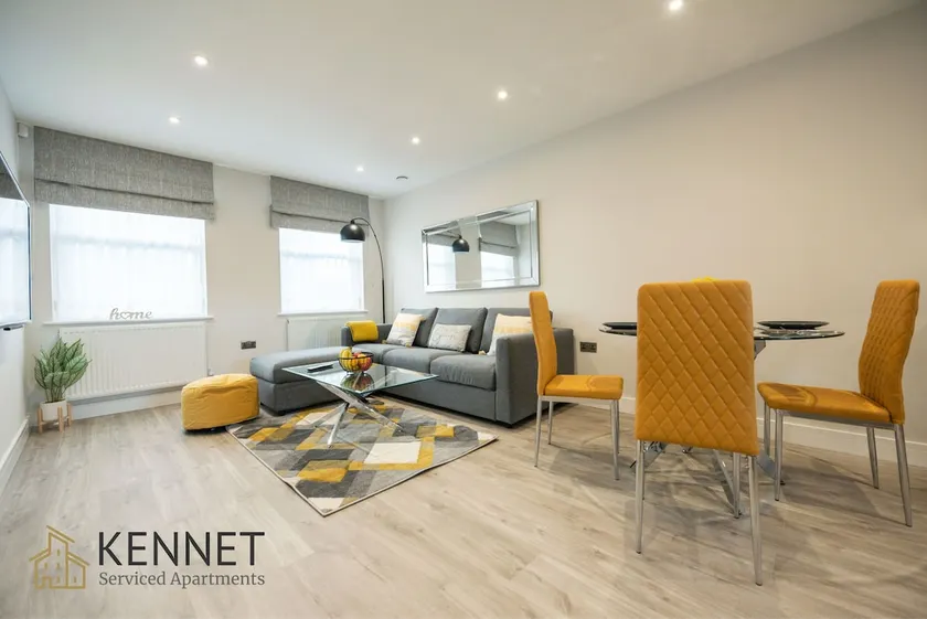 Luxury 2 Bed, 2 Bath Apartment with Parking - Image 1