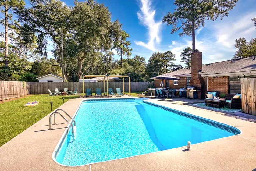 Cabana Savannah – Cozy Hot Tub, Fire Pit & Pool - Image 1