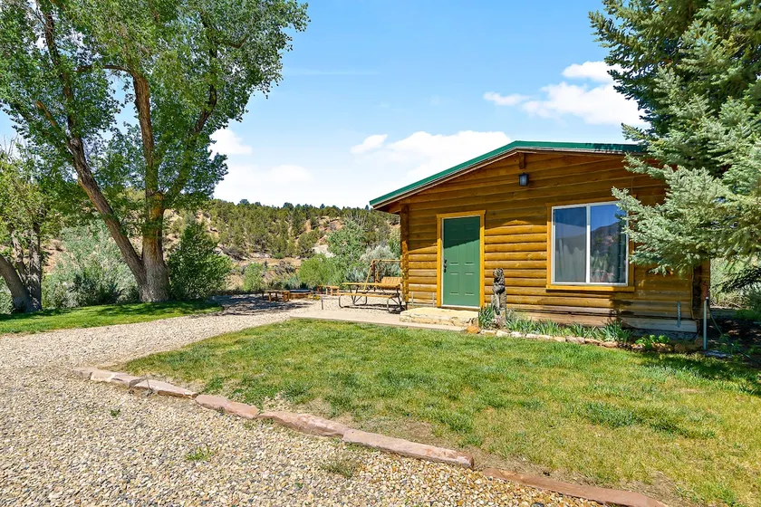 The Park Cabin at Mount Carmel Motel and RV Park - Image 1