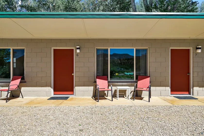 Mount Carmel Motel in Southern Utah Desert Room 6 - Image 1