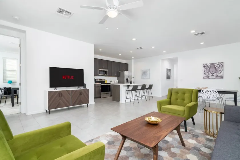 Stylish & Bright*TV's in each room*Backyard*Garage - Image 1