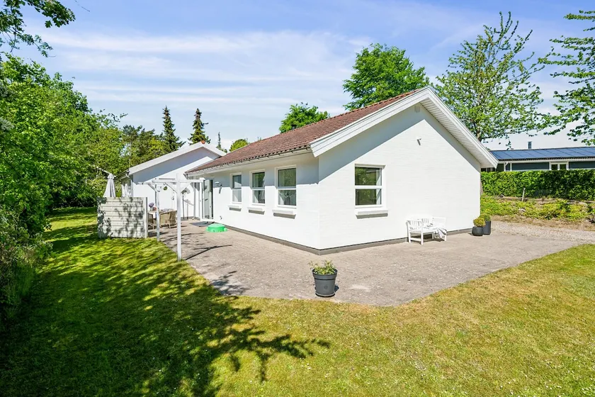 Family-friendly pool house with spa and activities - Image 1