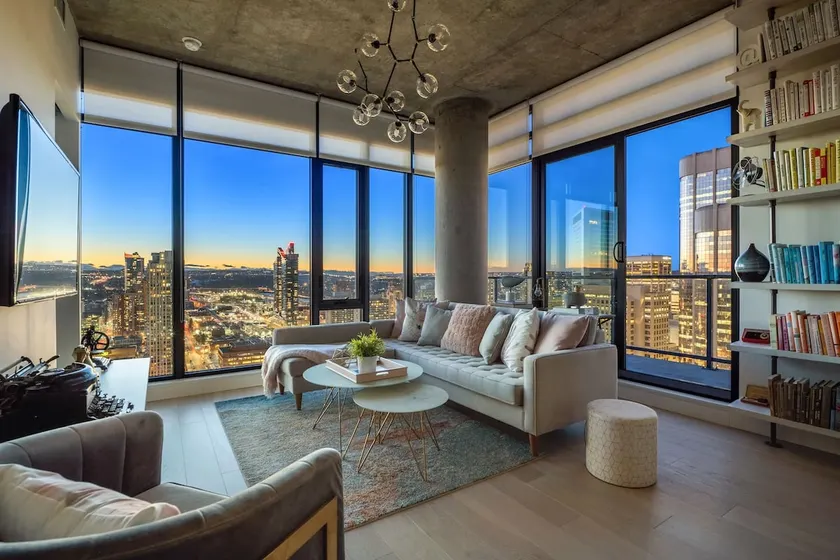 Classy & Comfortable Sub-Penthouse w Pool, AC - Image 1