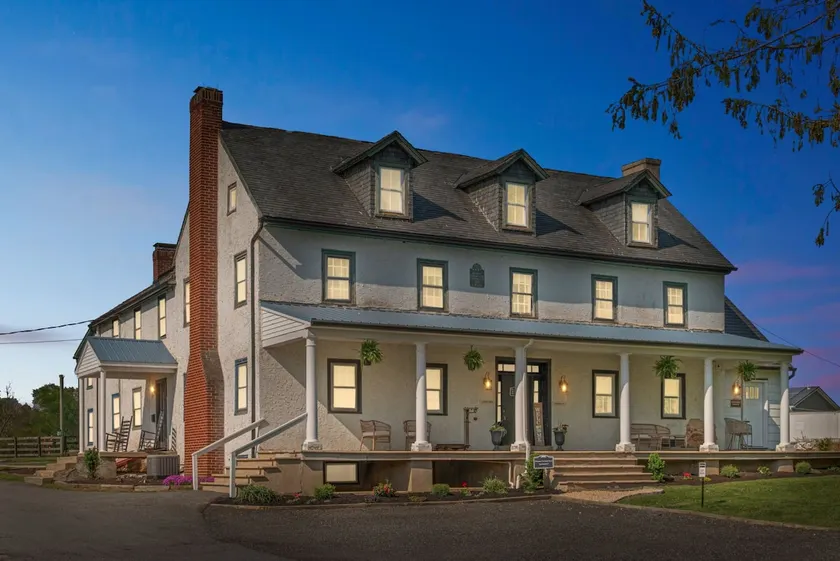 Modern farmhouse suite & trail - Image 1
