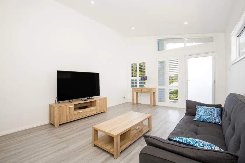 Sanctuary Blue Pet Friendly 5 Mins to Hyams Beach - Image 1