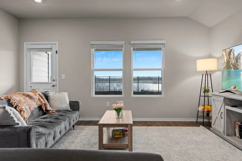 @ Marbella Lane - Amazing 4BR Lakeview Home - Image 1