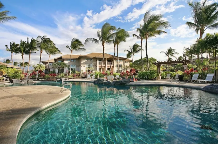 Vintage tropical townhouse close to pool - Image 1
