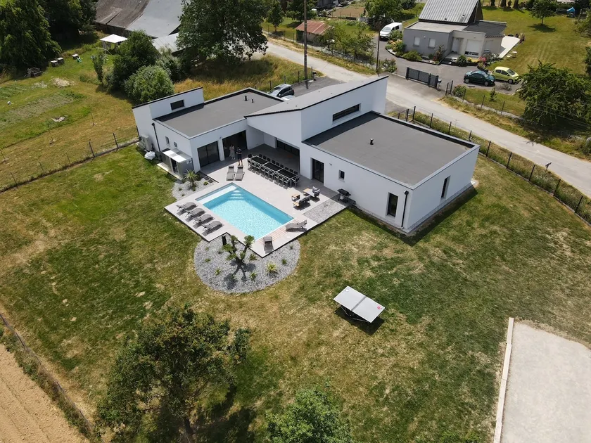 Group villa with pool, spa, games, and relaxation - Image 1