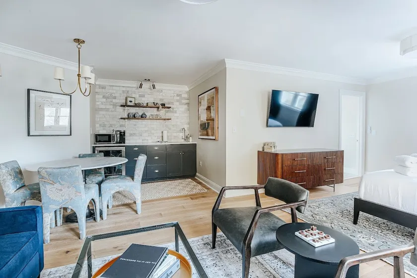 The Augusta Apartment at Historic Berkeley Place - Image 1
