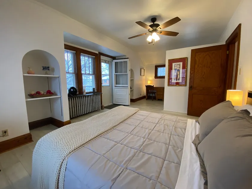 Perfectly Convenient MKE Location 2 BR Upper! - Image 1