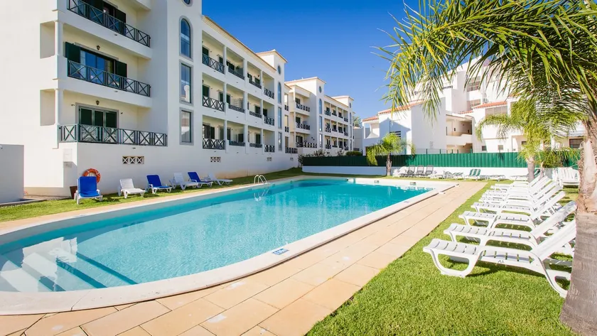 Central Albufeira 2-B Apt Sleeps 6 Pool Parking - Image 1