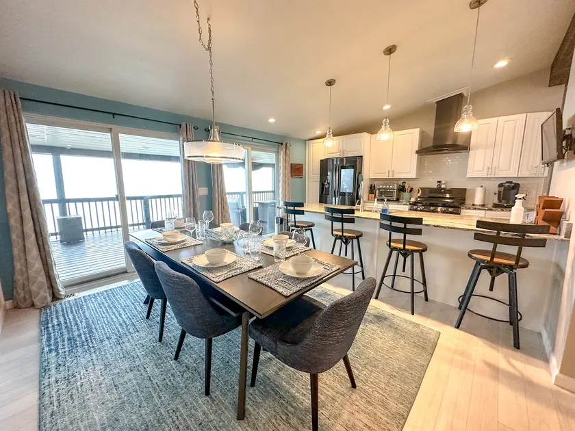 On the Lake! Waterfront 5 Bedroom Home - Image 1