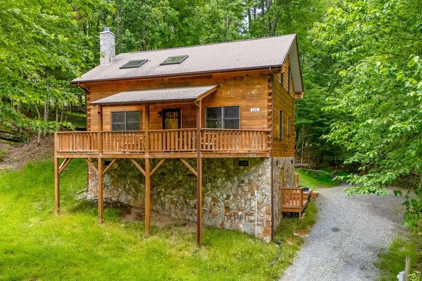On The Rocks: Beech Mtn Getaway w/ Hot Tub & Fire - Image 1