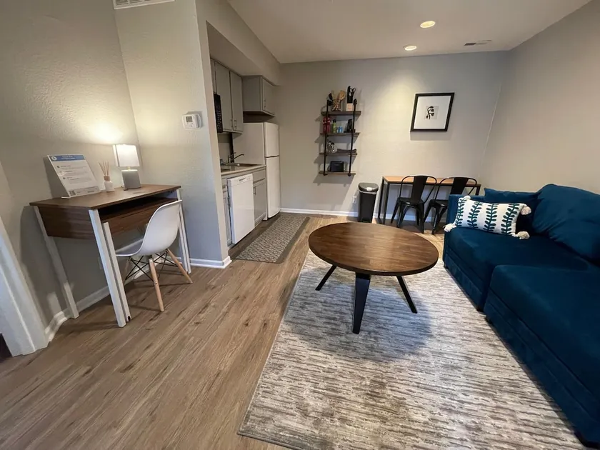 Chic Apartment with Private Entrance, Near Aksarbe - Image 1