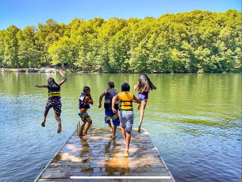 Sleeps 18 on Wood Creek Lake w/ Dock | London KY - Image 1
