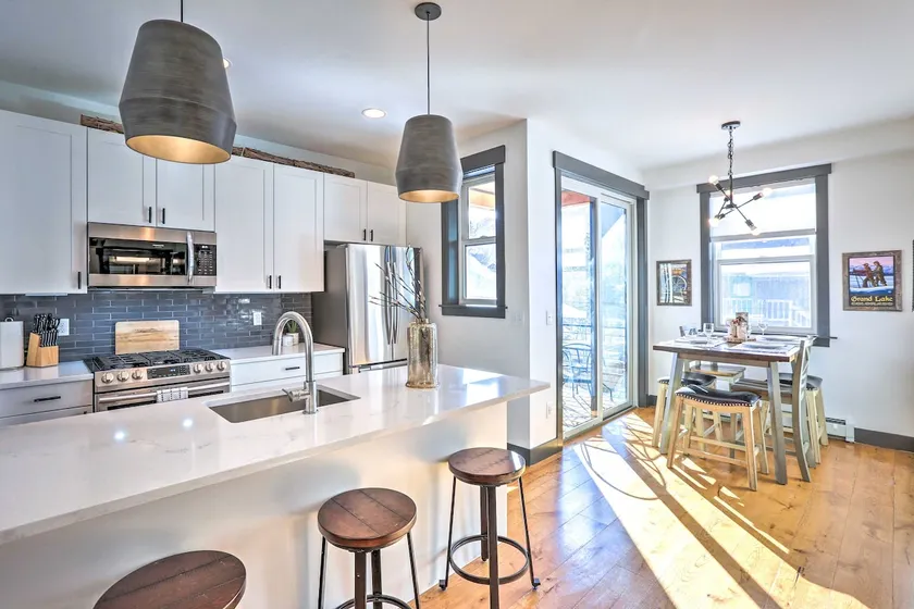 Modern Mountain Getaway, Walk to Grand Lake! - Image 1