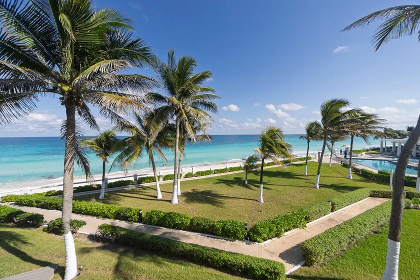 Beachfront Bliss - Spacious 4-Bed with Ocean View - Image 1