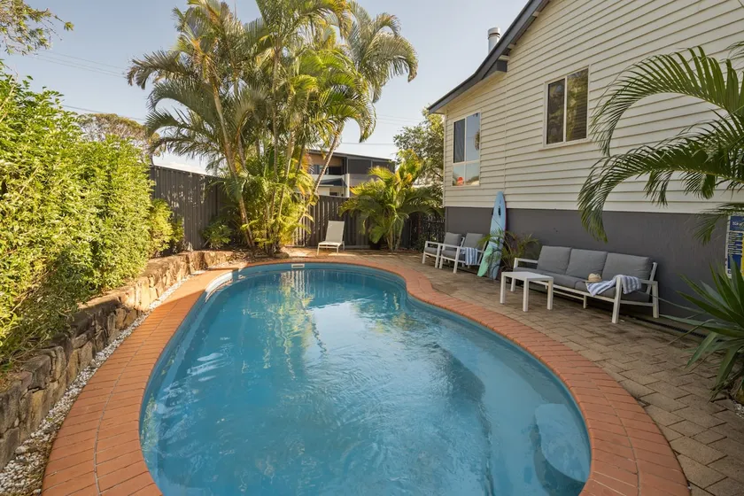 Moffat Beach Retreat, Dog-friendly & Ocean Views - Image 1