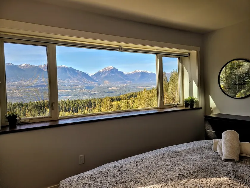 Stay Golden- Monashee House. sleeps 10, hot tub - Image 1