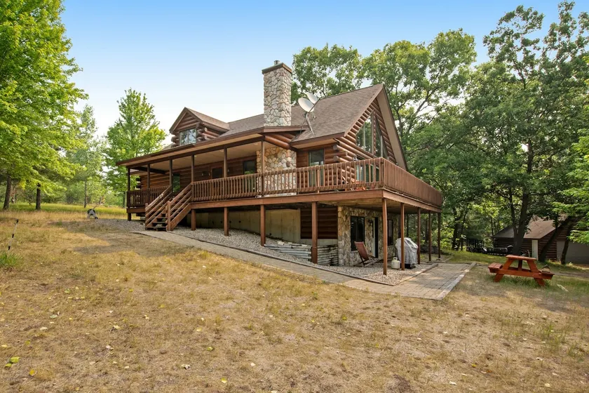 Secluded Dog-Friendly Haven with Firepit & Deck - Image 1