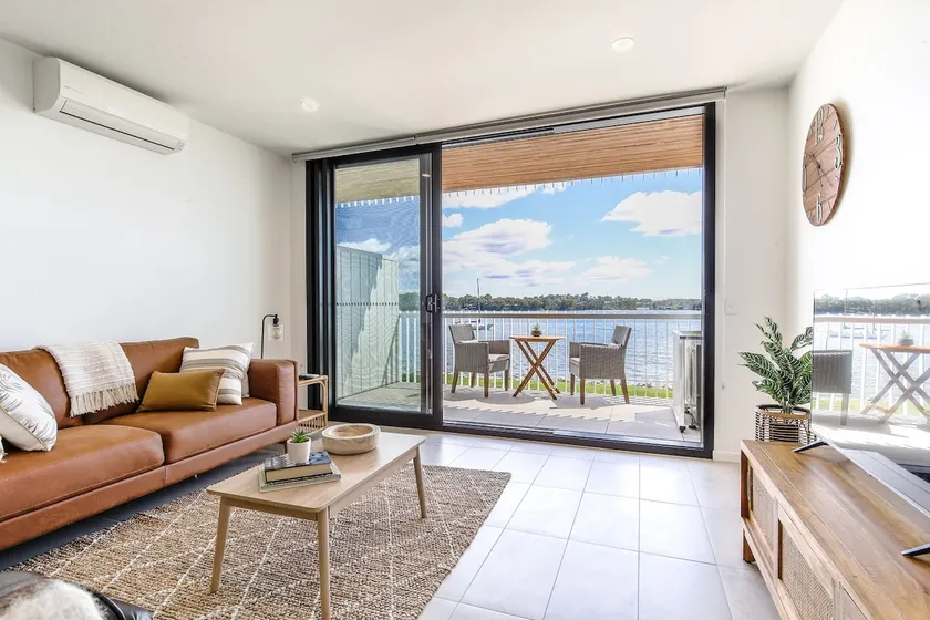 Elegant Bay Side 1-Bed Apartment with Views - Image 1