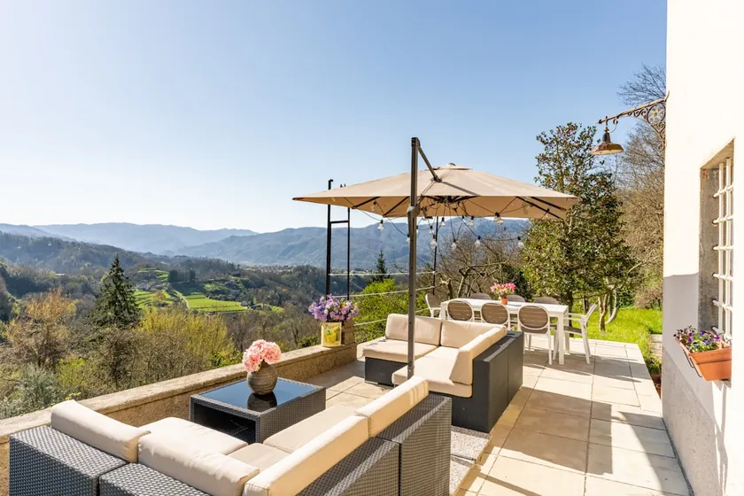 * Farmhouse with views * Walk to everything - Image 1