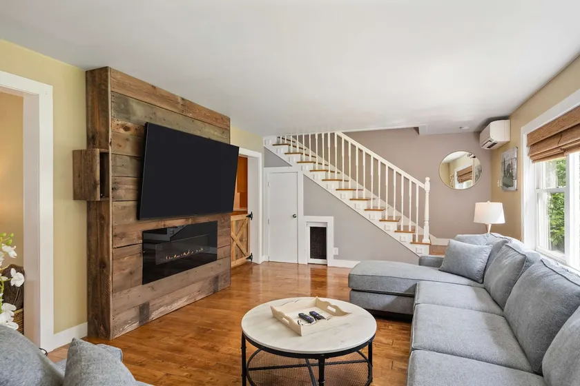 Spacious Home Hot Tub 2 Living Rooms Pets OK - Image 1