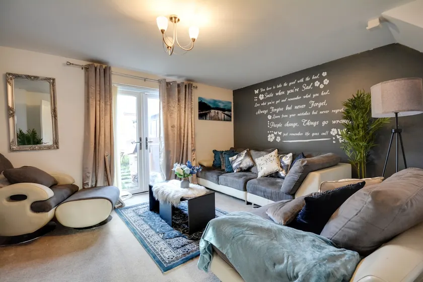 Three Bedroom House in Runcorn Close To The Lake with Parking - Image 1