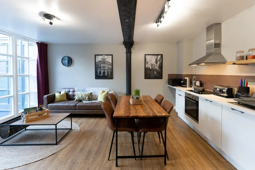 Charming & Comfy Apartment | Great Location! - Image 1
