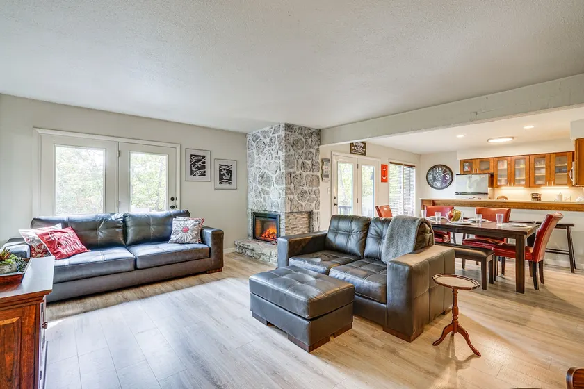 Osage Beach Home: Deck, Pool Access - Image 1