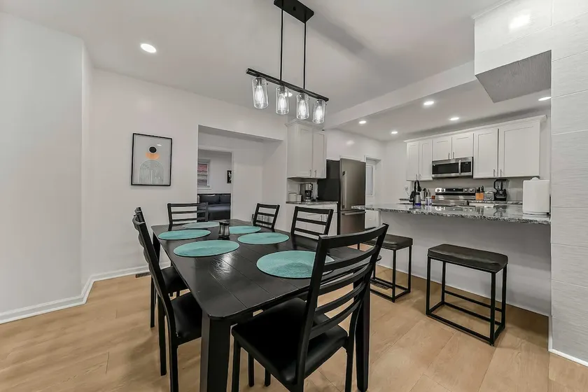Modern Wilmington Retreat | FREE Parking - Image 1